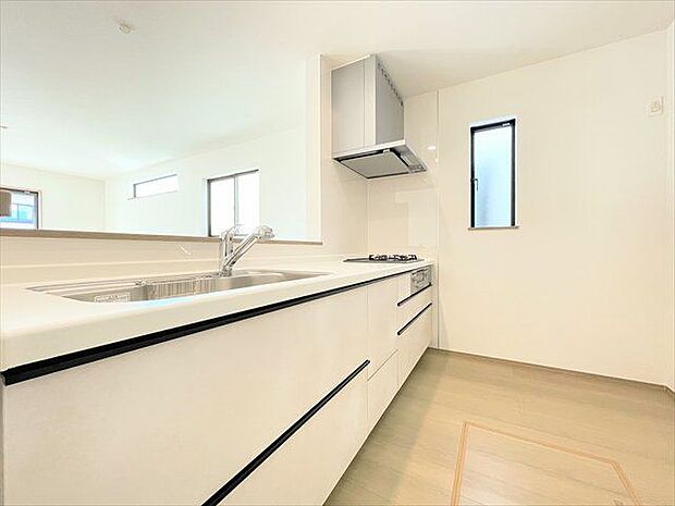 調理動線を考慮したシステムキッチンで、快適にお料理ができます。まっすぐに伸びた水平ラインが美しく無駄の無い空間を演出しています。