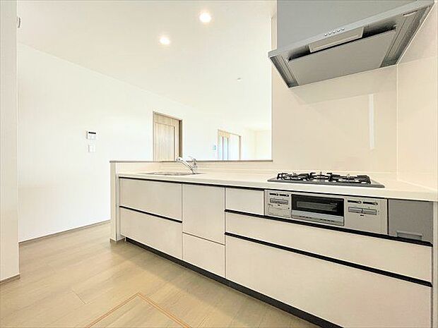 キッチンとリビングダイニングの距離が近いので料理しながら家族との会話も弾みそう♪ゆとりのワークトップで配膳用のお皿を並べながらの調理もできそうですね。