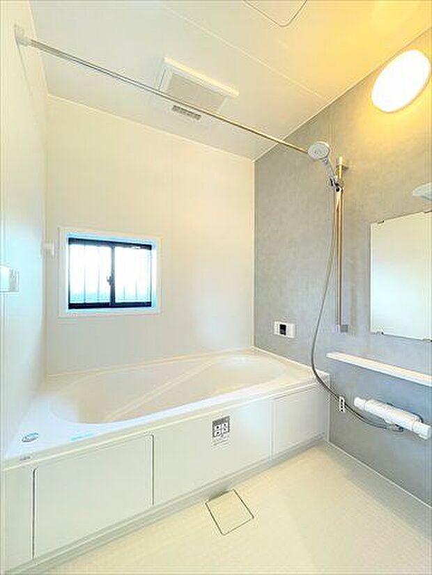 明るくのびのびと入浴できる浴室。浴室乾燥機付きなので雨の日のお洗濯物干し場に困る事もなさそうです。しっかりと換気ができるのも嬉しいですね。