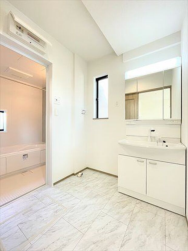 洗面台の鏡裏は収納スペースになっています。隠す収納でスッキリ周辺を片付けることが出来ます。小さめのドライヤーならすっぽり収まります。