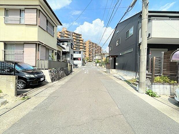 幅員約6.4mの前面道路です。道路幅にゆとりがあるので、車種を選びません。大きめの車を乗りたい方にもオススメです。