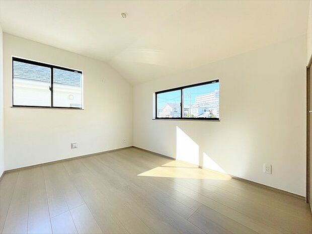 2面の窓からしっかり採光を感じることができます。起床したら、空気の入れ替えなどで1日を始めてもいいですね。