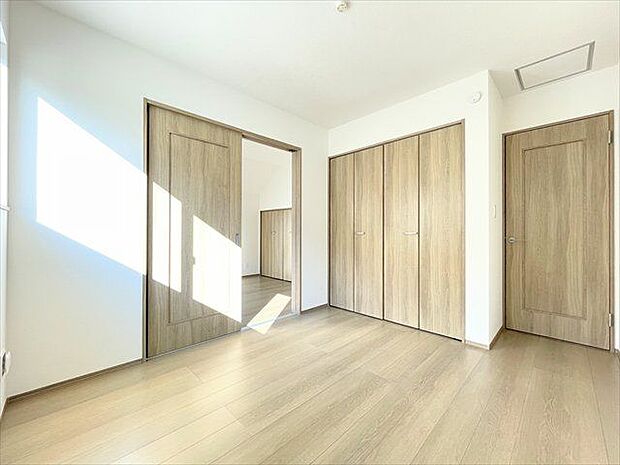 リメイクシートやウォールステッカーを貼るだけでお部屋の雰囲気はガラッと変わって気分転換になります。