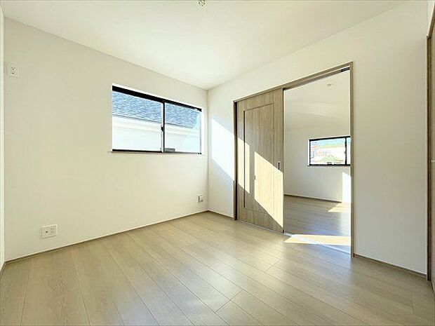 どこに何があるのかが把握できるようにラックや棚などを設置しておくのもいいですね。