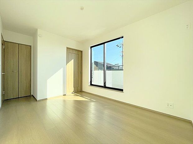 南側バルコニー部分から取り込まれる暖かな採光をお部屋全体に循環し、陽が落ちるまで気持ちよく過ごすことのできるお部屋です。