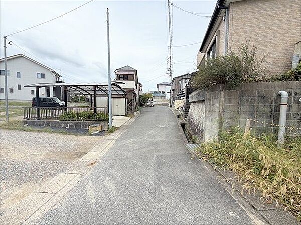 幅員約4.1mの前面道路です。普通車が1台通れる幅となります。大型車の通行が少ないので、振動や騒音が抑えられます。