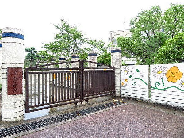 名古屋市立東丘小学校・学校教育の努力目標「なかまと学び　夢を創る」・教育目標「思いやりのある、温かい学校」・目指す子ども像「人を大切に」「物を大切に」「夢を大切に」 590m