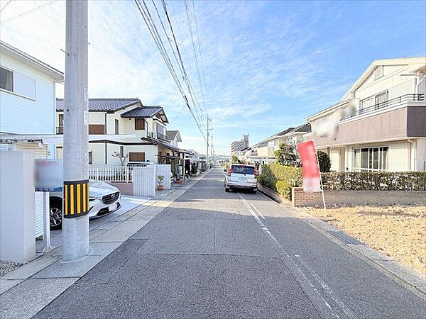 幅員約6mの前面道路です。車がすれ違うのに十分な道幅です。車が2台と通行人も通れる幅となっています。