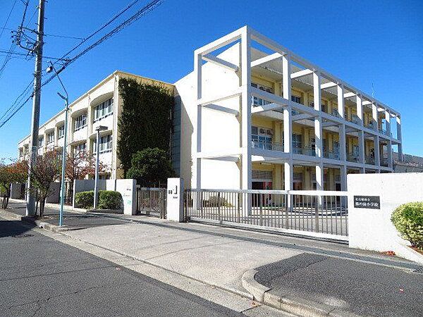 名古屋市立熊の前小学校教育目標：知・徳・体の調和がとれ、自らの力を十分発揮し、自信と希望をもって生活を送ることができる児童の育成を目指します。教育のめあて：まじめに・まるく・まえむきに 940m