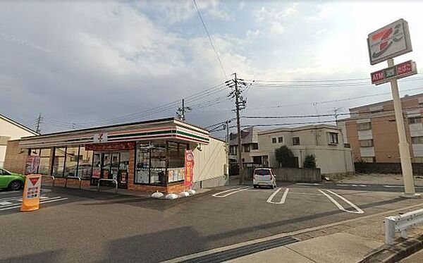 セブンイレブン名古屋鳴海町薬師山【スローガンは「近くて便利」。地域の人へのサービスを重視し、配達サービスにも力を入れている。（電子マネー利用可　ＡＴＭあり　ネット通販あり）nanacoポイントサー…