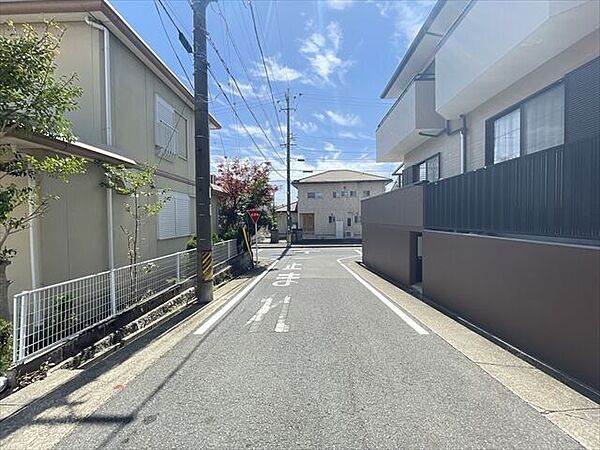 幅員約6mの前面道路です。道路幅にゆとりがあるので、車種を選びません。大きめの車を乗りたい方にもオススメです。
