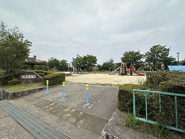 烏澄西公園【扇川沿いにあり、楽しい遊具が多めの公園です。回転ジャングルジム、滑り台複合遊具、ブランコ2箇所などがあります。】 200m