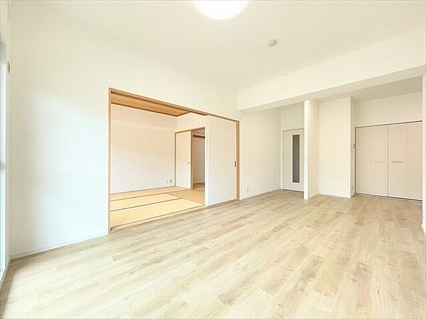 広々とした空間にスッキリと家具を配置すれば、いつでも片付いた状態をキープできます。