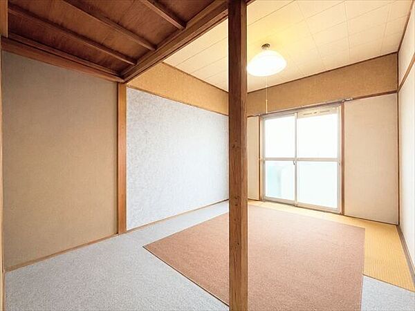 落ち着いた雰囲気の和室。客間やくつろぎの空間として幅広く活用できます。