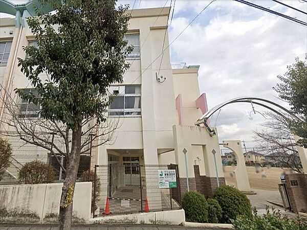名古屋市小坂小学校平成15年4月開校校訓：きよく　あつく　たくましく目指す子ども像：進んで学ぶ心身ともに健やかな子の育成 410m