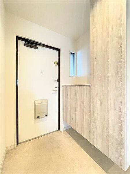 玄関には収納棚が設置されています。家族全員分の靴など片付けておけるのでスッキリとした空間を保てます◎