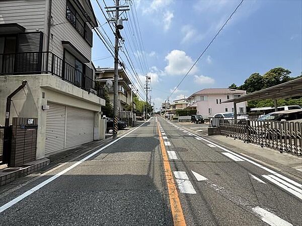 幅員約7.2mの北西側前面道路です。普通車が余裕を持ってすれ違うことの出来る道幅です。もちろん、大型車も余裕を持って通行出来ます。