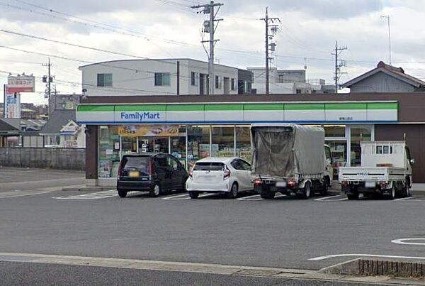 ファミリーマート緑篭山西店【スローガンは「Fun＆Fresh」。驚きやワクワク感を与えるべく、商品改革に取り組んでいる。（電子マネー利用可　ＡＴＭあり　ネット通販あり）Vポイントサービスあり。】…