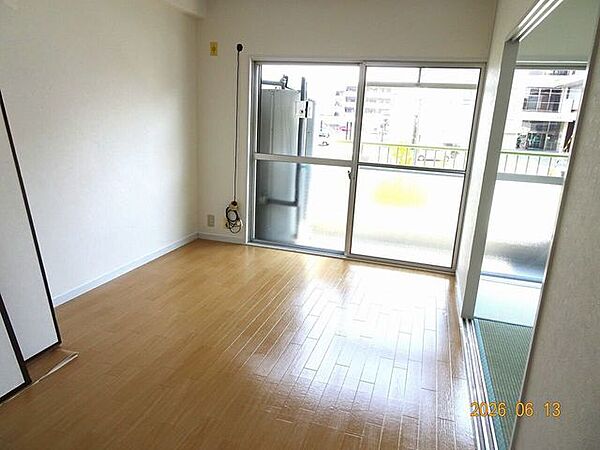 バルコニーに面したお部屋です。お天気のいい日にはたっぷりと陽を取り込むことができ、ベッドの上のお布団もふかふかになりそうですね。