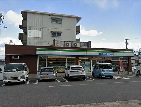 ファミリーマート緑尾崎山店【スローガンは「Fun＆Fresh」。驚きやワクワク感を与えるべく、商品改革に取り組んでいる。（電子マネー利用可　ＡＴＭあり　ネット通販あり）Vポイントサービスあり。】…