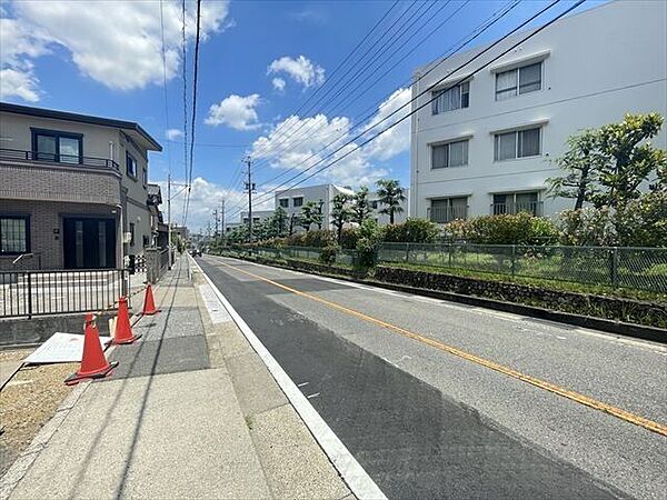 幅員約8ｍの前面道路です。広々としていて、街並みが開放的で圧迫感がありません。