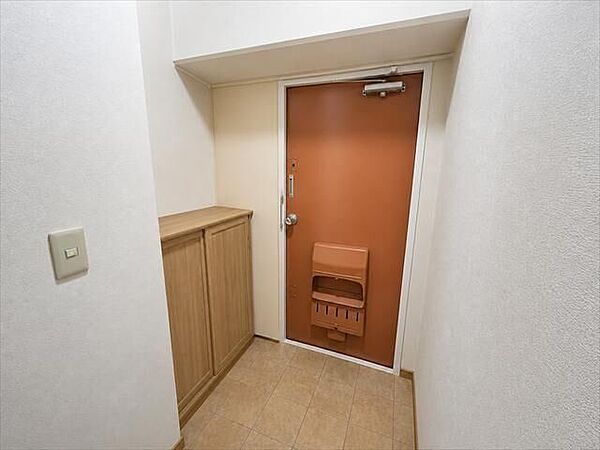 玄関収納付きです。毎日使う玄関をすっきりと保ち、気持ちよくお出かけ・ご帰宅いただけます。※実際の写真から家具消しの加工行っております。