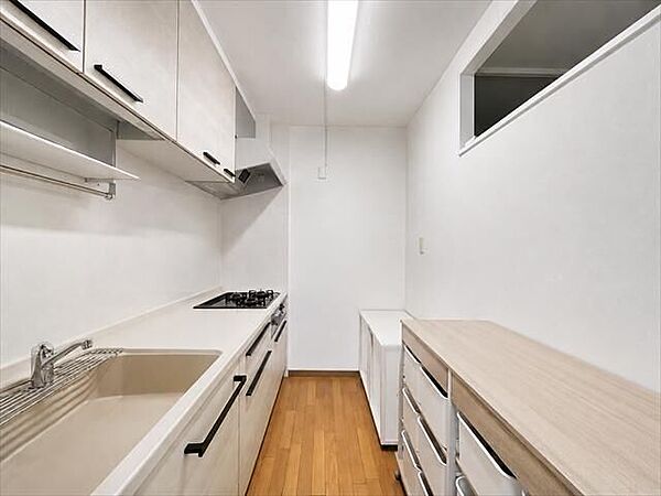 独立型のキッチン♪お料理がはかどりますね※実際の写真から家具消しの加工行っております。