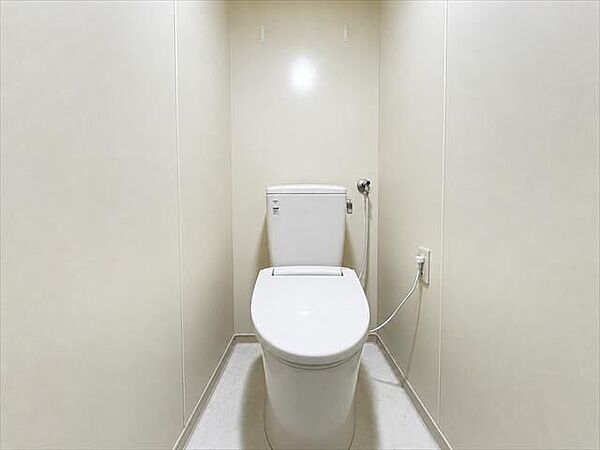 無駄のないシンプルなトイレは、お好みに合わせた空間づくりが楽しめます。※実際の写真から家具消しの加工行っております。