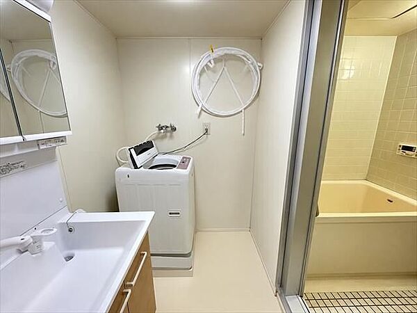 洗濯機置場もゆとりがあり、家事がスムーズに行えます。※実際の写真から家具消しの加工行っております。