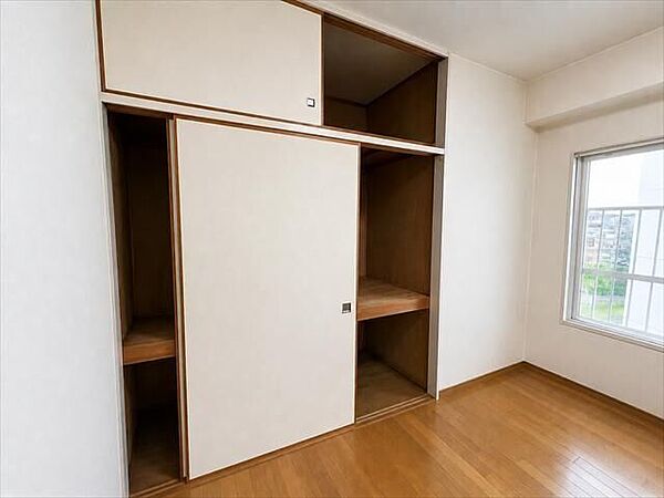 リビング横：布団や季節物の収納に便利な押入付きで、お部屋をいつでもすっきり保てます。※実際の写真から家具消しの加工行っております。