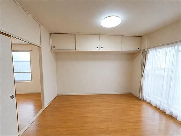 家具配置も自由自在！天井吊戸棚付きでお部屋を広々使える設計※実際の写真から家具消しの加工行っております。