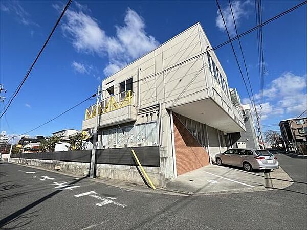 第二松元幼稚園のびのびと活動に取り組める広い園庭があります！毎週水曜日には、お子様の園での様子を別室から見ることが出来る「モニター参観」が行われます。 1440m
