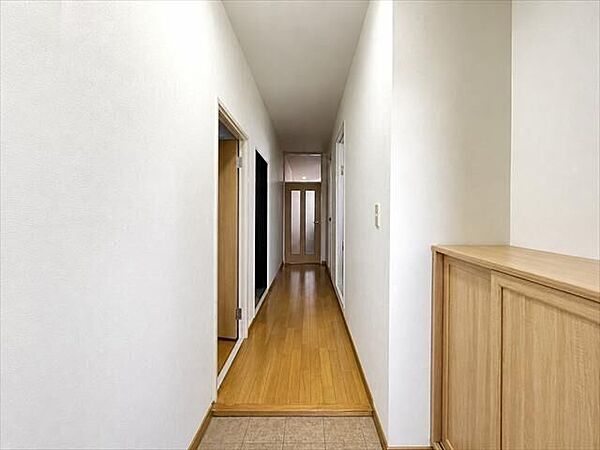 奥行きのある廊下が住まいにゆとりを演出。各居室への移動もスムーズです。※実際の写真から家具消しの加工行っております。