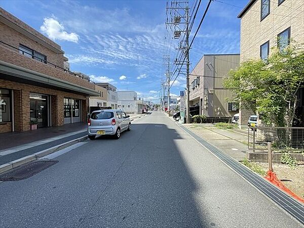 幅員約7.8mの前面道路です。普通車が余裕を持ってすれ違うことの出来る道幅です。もちろん、大型車も余裕を持って通行出来ます。