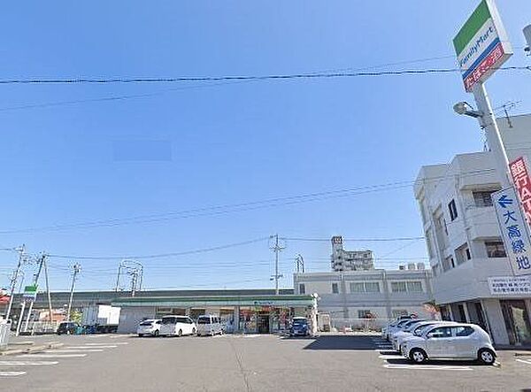 ファミリーマート大高緑地公園店【スローガンは「Fun＆Fresh」。驚きやワクワク感を与えるべく、商品改革に取り組んでいる。（電子マネー利用可　ＡＴＭあり　ネット通販あり）Vポイントサービスあり…