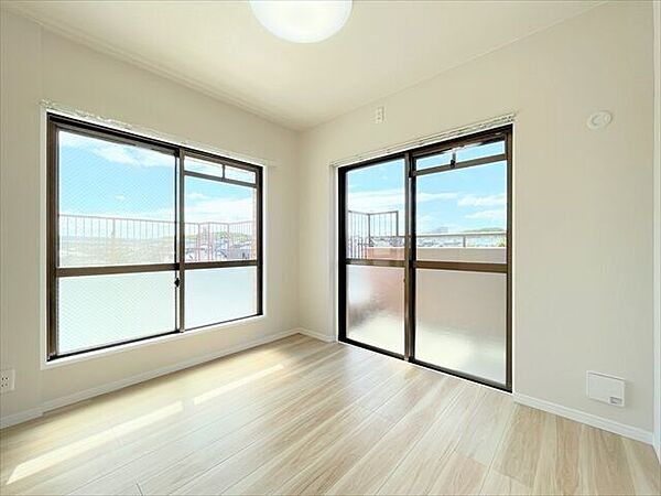 バルコニーへ出入りのすることが出来るお部屋です。お部屋の中には南向きの窓から暖かな光と風が入り込む素敵な空間になります。