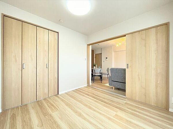 リビングとつながるお部屋は、お客さまが遊びに来た時にも使えますし、ちょっと疲れた時にお昼寝できるのもうれしいですね。