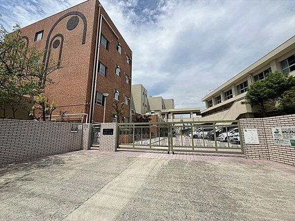 名古屋市立相原小学校【校訓】正しく　なかよく　力いっぱい　【学校目標】根気・勇気・元気あふれる　相原っ子。根気よく学習、勇気ある正しい行動、心身ともに元気。 230m