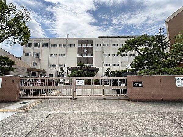 名古屋市立鳴海中学校【教育目標】○自主性・創造性の育成　○道徳的判断力の育成　○強健な身体の育成　【学校努力点】『認め合い、自ら考える鳴中生』 740m