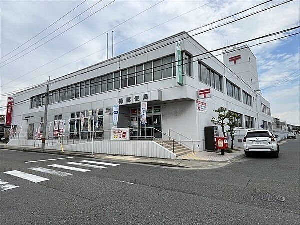 緑郵便局【駐車場】16台あり。【郵便窓口】平日9時～19時、土曜9時～15時。【貯金窓口】平日9時～16時。【ATM】平日8時～21時、土日祝9時～19時。【保険窓口】平日9時～16時 750m
