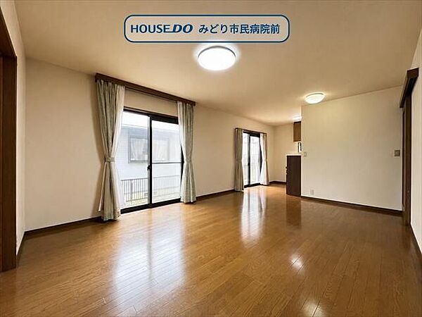 日当たりのよい温かい雰囲気の広々ＬＤＫスペースです。ご家族との団欒をこちらでゆったりとお過ごしください。