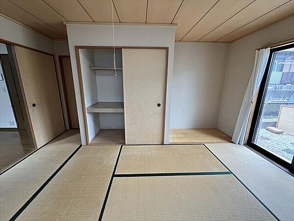 和のぬくもりを感じる、使い勝手の良い一室。押入収納付きで寝具や季節物もたっぷり収納。