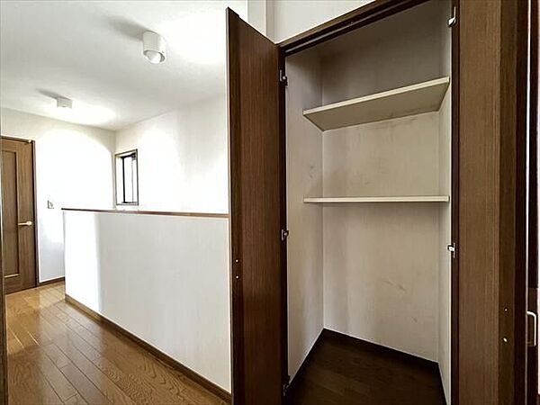 2階廊下：あると嬉しい廊下収納は掃除用品を入れたり、各部屋に収まりきらないものを収納したりと重宝します♪