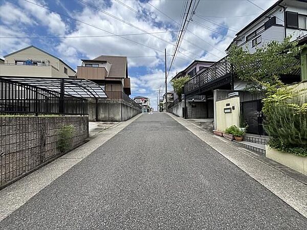 幅員約6mの東側前面道路です。車が余裕を持ってすれ違うことが出来る道幅です。車の出し入れも余裕を持って行うことが出来ます。