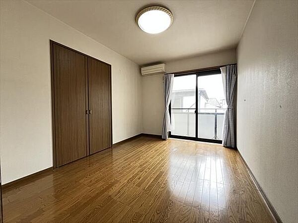 中央：2階の居室は全部屋バルコニーに繋がり明るくあたたかい空間。収納もしっかりあるので快適に過ごせます。