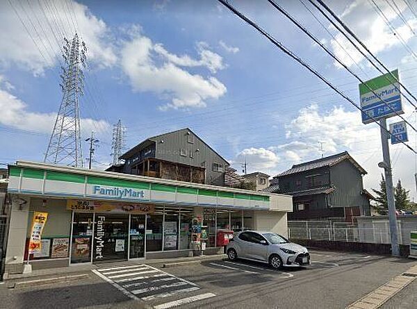 ファミリーマート武路町店【スローガンは「Fun＆Fresh」。驚きやワクワク感を与えるべく、商品改革に取り組んでいる。（電子マネー利用可　ＡＴＭあり　ネット通販あり）Vポイントサービスあり。】…