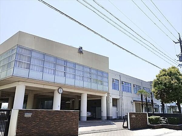 滝ノ水中学校【学校教育目標　挑戦し学び続ける滝中生　1.たくましく、心豊かな人　2.きまりを守り、自他ともに尊重する人　3.伸び伸びと自分らしく学ぶ人　4.自ら考えて行動し、社会を築く人】 520m