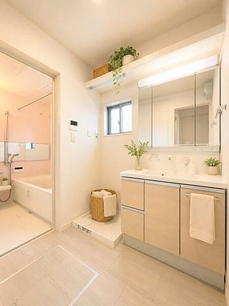 ※実際の写真に家具や調度品をCG合成したものです。家具等は販売に含まれておりません。洗面台の鏡裏は収納スペースになっています。