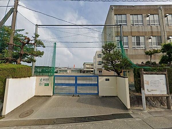 名古屋市立扇台中学校【教育目標つよく：心理を追究し、何事もくじけない心身の育成さとく：物事を適切に判断し、課題を解決する力の育成あたたかく：自然を大切にし、人を思いやる心の育成】 1670m