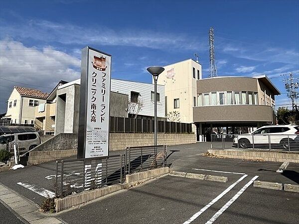 ファミリーランドクリニック南大高2017年5月開院。ＪＲ南大高駅より徒歩8分。【診療科目】内科・小児科　【駐車場】16台分の専用駐車場と第2駐車場（奥から8台分）あり。 1070m